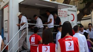 Türk Kızılay İzmir Şubesi’nden Vatandaşlara Aşure İkramı