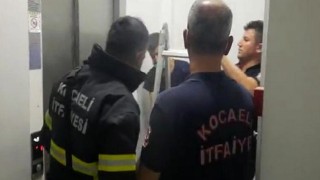 Bir saatlik asansör kabusuna itfaiye son verdi