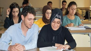 Anne ve Oğlu Aynı Sıraları Paylaşacak