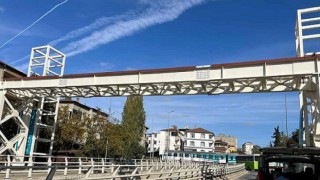 Kocaeli Darıca Okul Yolu Caddesinde yaya üstgeçidinin tabliye montajı yapıldı