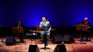 Cem Adrian ”Solmayan Şarkılar”la İş Sanat'ta Sahne Aldı