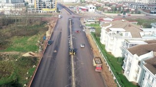 Kocaeli Büyükşehir, Kartepe'de 3 caddede birden çalışıyor