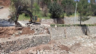 Muğla Büyükşehir Marmaris’te zarar gören dere duvarlarını tamir etti