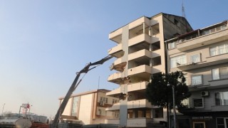 Büyükşehir, Kınay İş Merkezi';nin yıkımına başlandı