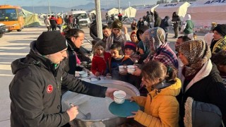 Depremzede vatandaşlara sıcak çorba ikramı