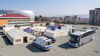 İzmir Büyükşehir Belediyesi Hatay'da mobil ameliyathaneli sahra hastanesi kurdu
