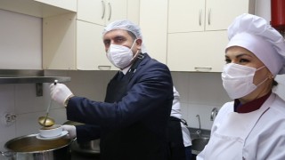 İzmir İl Milli Eğitim Müdürü Dr. Murat Mücahit Yentür Ücretsiz Yemek Hazırlıklarını Yerinde Ziyaret Ederek İncelemelerde Bulundu