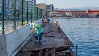 Konak'taki çürüyen seyir terasları sökülüyor