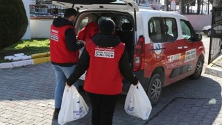 Küçükçekmece Belediyesi'nden Kente Gelen Depremzedelere Kıyafet ve Sıcak Yemek Desteği