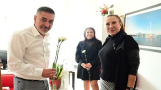 Başkan'dan sağlık çalışanlarına karanfil