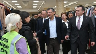 CHP'li Özgür Özel, Yenişehir Belediyesi Giysi Evi'nde depremzedeleri ziyaret etti