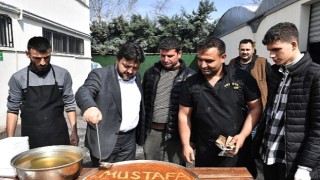 Depremzede vatandaştan künefeli teşekkür