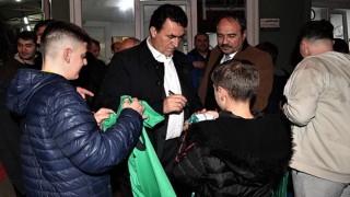 Başkan Dündar'a çocuklardan yoğun ilgi