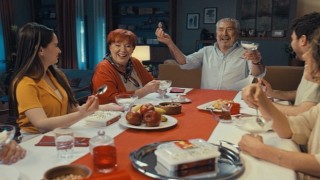 Erdal Özyağcılar Ailesiyle Birlikte İlk Kez Reklam Filminde