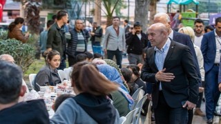 İzmir'de dayanışma sofraları devam ediyor