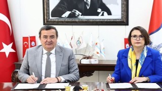 Konak'ta imzalar güçlü kadınlar için atıldı
