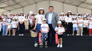 Kreş öğrencileri Ekrem İmamoğlu'yla birlikte mezuniyet şapkalarını fırlattı