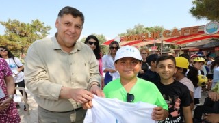 Menderes'te Mavi Bayraklar Göndere Çekildi