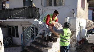 Dikili Belediyesi, ihtiyaç sahibi vatandaşların yuvalarını ısıtmaya devam ediyor