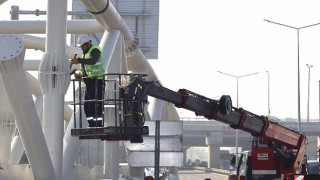 Solaklar Kavşağı'nda 120 tonluk dev montaj