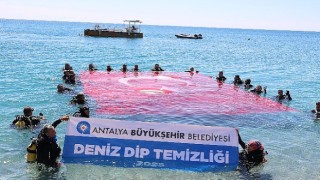 Konyaaltı Sahili'nde deniz dibi temizliği yapıldı