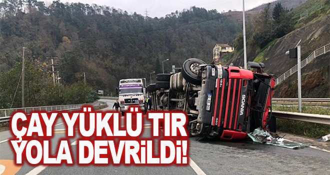 Çay yüklü tır yola devrildi!